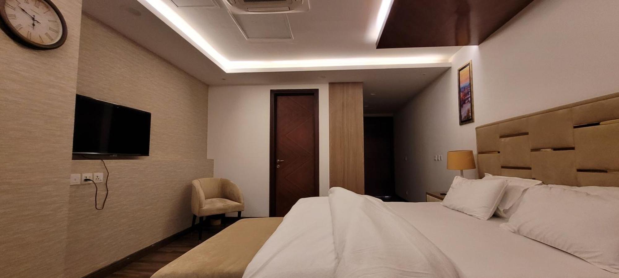 Goldcrest Luxury Apartments Лахор Экстерьер фото